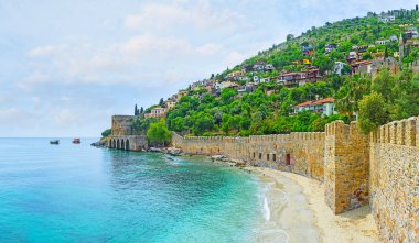 Kale duvarı sahilde