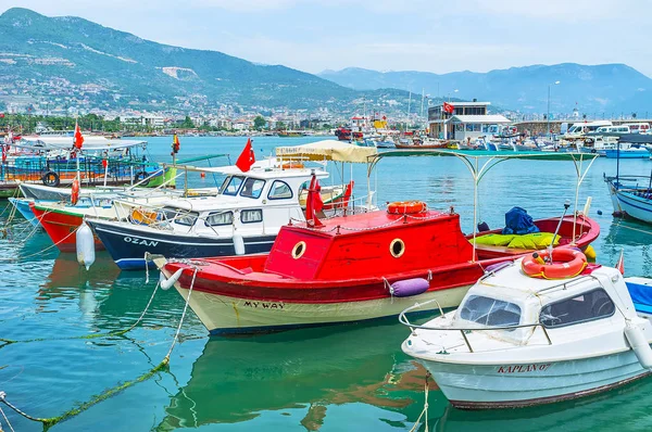 Le piccole barche nel porto di Alanya — Foto Stock