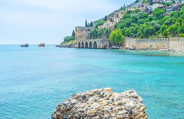 A paisagem marinha de Alanya com parede medieval — Fotografia de Stock