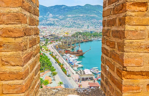 Alanya tra i merli della Torre Rossa — Foto Stock