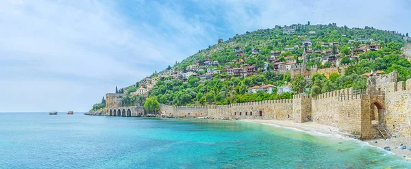A costa de Alanya com muralha de fortaleza — Fotografia de Stock