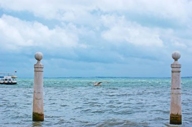 Bulutlar Lizbon'daki Tagus Nehri üzerinde