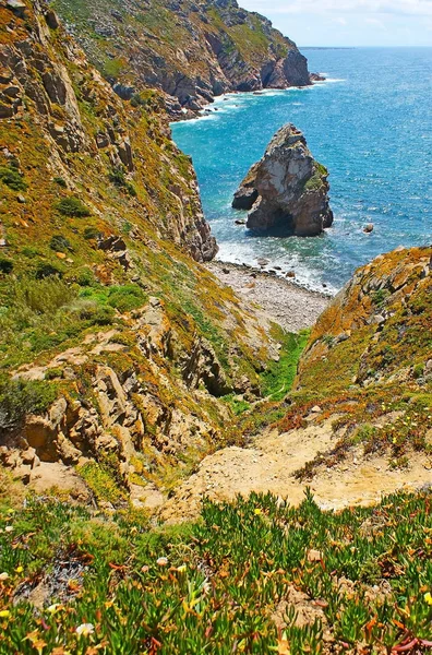 Cabo da Roca kayaların arasındaki Lourical beach