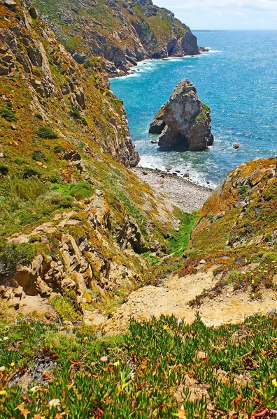 Praia do Lírio entre as rochas do Cabo da Roca — Fotografia de Stock