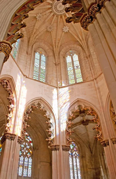La capilla con arcos en el Monasterio de Batalha —  Fotos de Stock