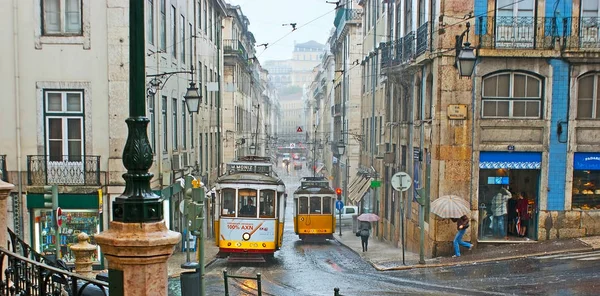 The trams in rainy Lisbon — Stock Photo, Image