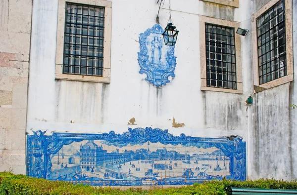 De azulejos op Santa Luzia kerk in Lissabon — Stockfoto