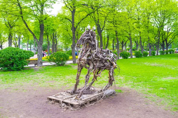 Escultura en el parque — Foto de Stock