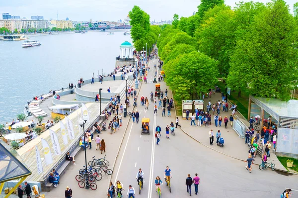 The pedestrian embankment in Gorky Park — Stock Photo, Image