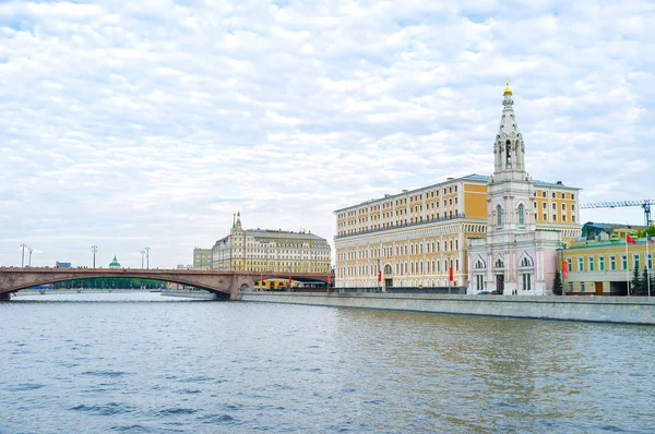 モスクワ川沿いのマンション — ストック写真