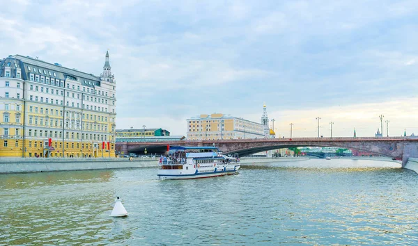 Puente de piedra sobre el río Moskva — Foto de Stock