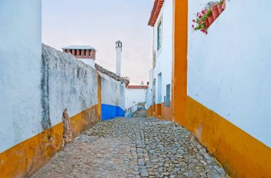 Obidos beyaz duvarlar boyunca