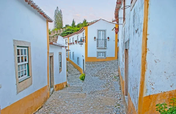 Spaziergang in den mittelalterlichen Straßen von Obidos — Stockfoto