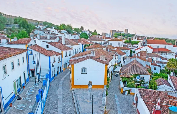 Прогулка над крышами Obidos — стоковое фото