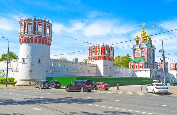 Väggarna i Novodevitjiklostret i Moskva — Stockfoto