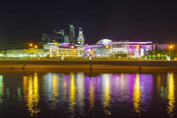 Moskova Nehri kıyısında akşam