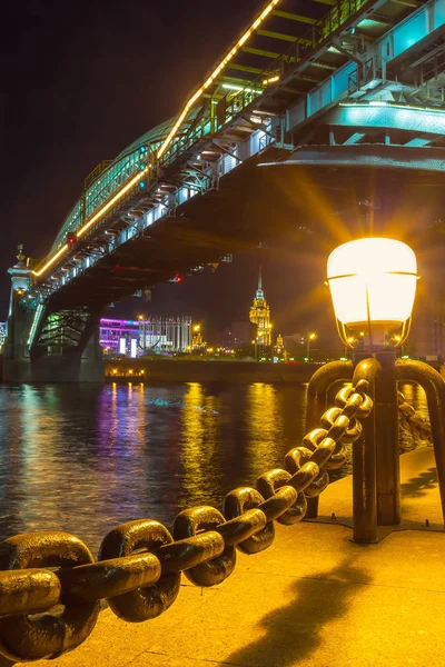 灯的莫斯科河岸边 — 图库照片