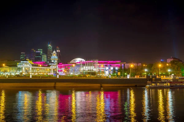 Alışveriş Merkezi Moskova Nehri kıyısında — Stok fotoğraf