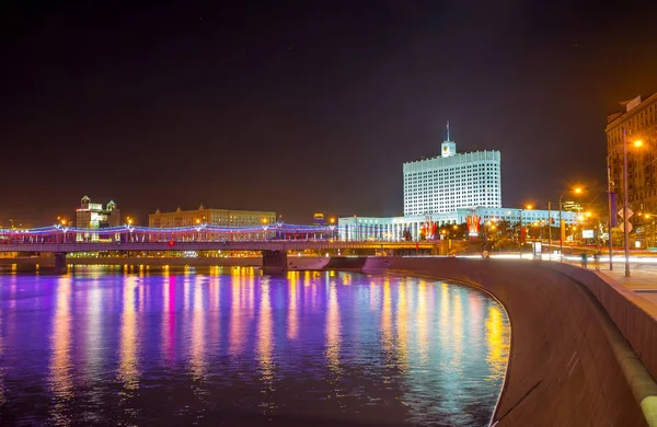 A Casa do Governo em luzes noturnas, Moscou — Fotografia de Stock