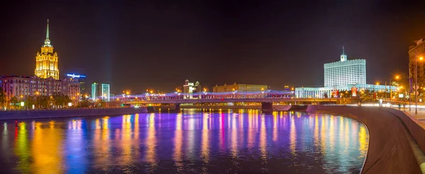 Το κυβερνητικό σπίτι το βράδυ φώτα, Μόσχα — Φωτογραφία Αρχείου