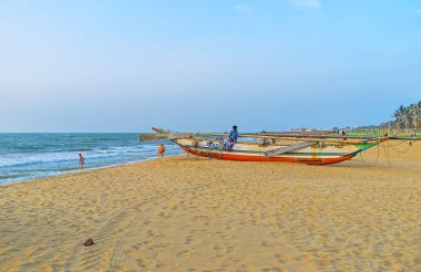Negombo plaj boyunca yürümek