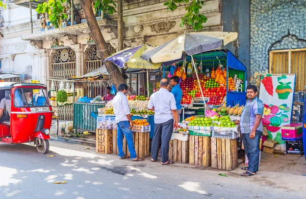 Bir Colombo deniz sokakta meyve tezgahları