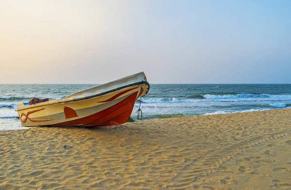 O barco de pesca na areia em Negombo — Fotografia de Stock