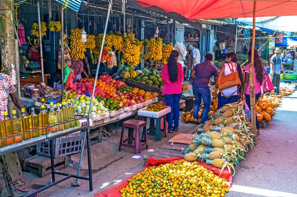 ร้านผลไม้ในตลาด Wellawaya — ภาพถ่ายสต็อก