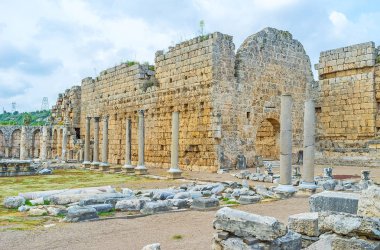 Antik Perge Meydanı