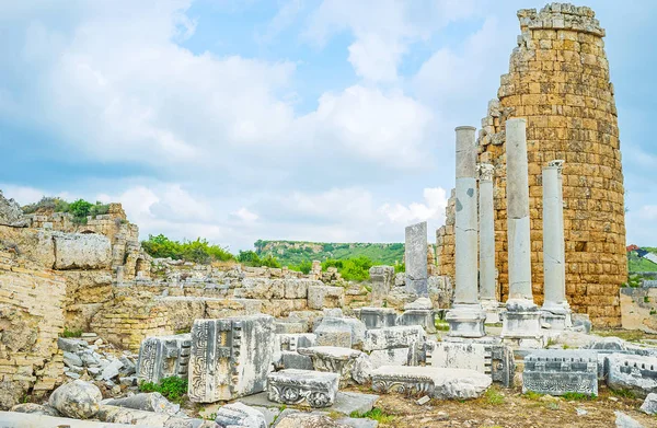 La torre rotta a Perge — Foto Stock