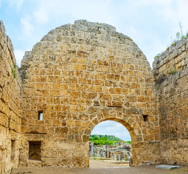 Les murs de l'ancien temple de Perge — Photo