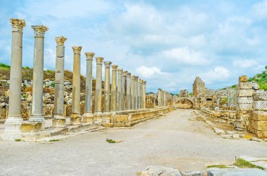 Perge sokaklarında