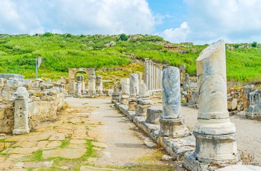 Perge antik caddede yürümek