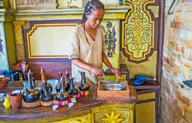 Kahve çekirdekleri kömür üzerinde