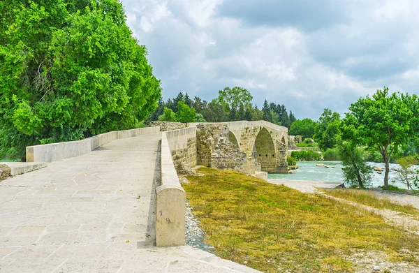 De gebogen brug in Aspendos — Stockfoto