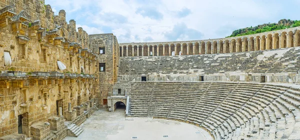 En el antiguo anfiteatro de Aspendos — Foto de Stock