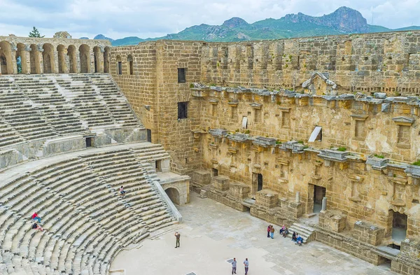 Aspendos amfi tiyatro kalıntıları arasında — Stok fotoğraf