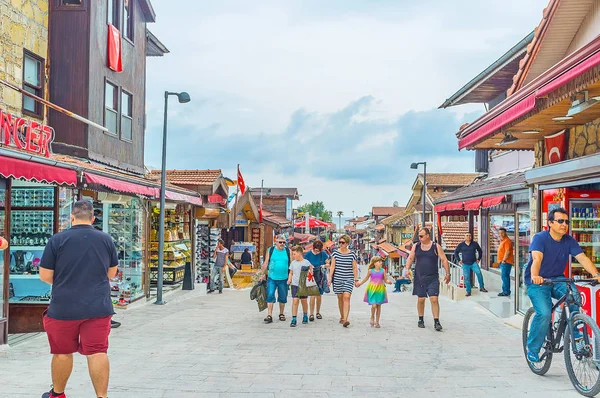 Side'de kalabalık alışveriş caddesi