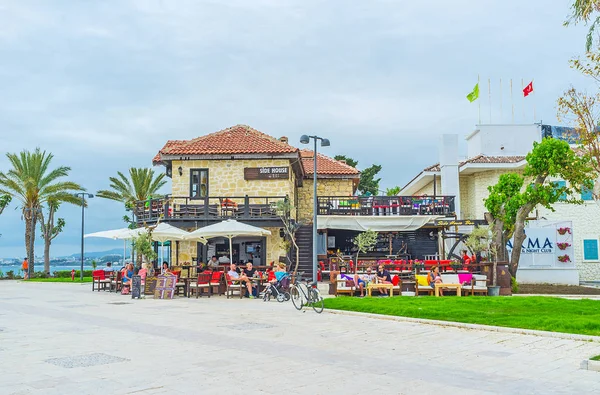 Restoran yan içinde dinlenmek