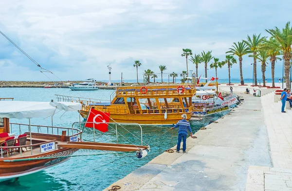 Side'de bir tekne kiralamak