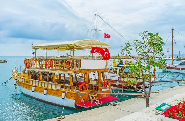 Side'de turist tekneleri