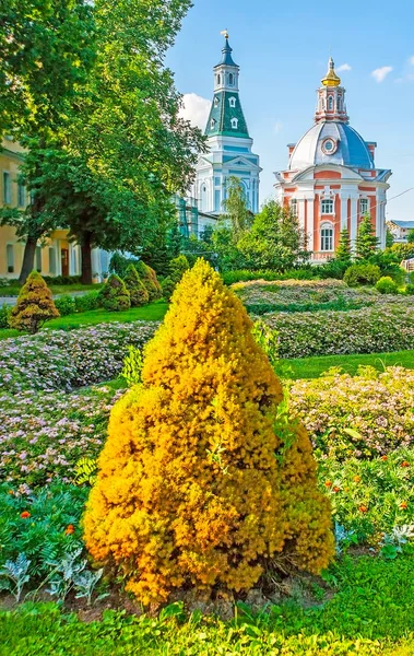 Sergiyev Posad manastırın bahçesinde yürüyüş