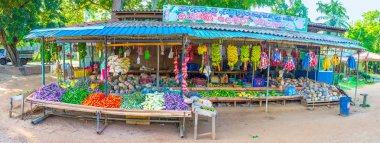 Yol kenarındaki market çiftçi ahır