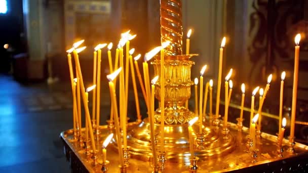 Brinnande ljus i Dormition Cathedral Pochayiv Lavra — Stockvideo