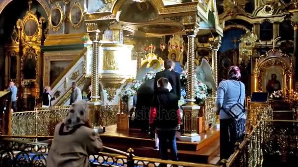 A zarándokok az Istenanya elszenderedése-székesegyház — Stock videók