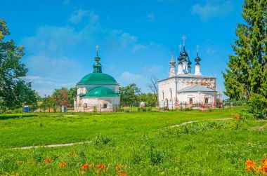 Kiliseler Suzdal yeşil çayır üzerinde