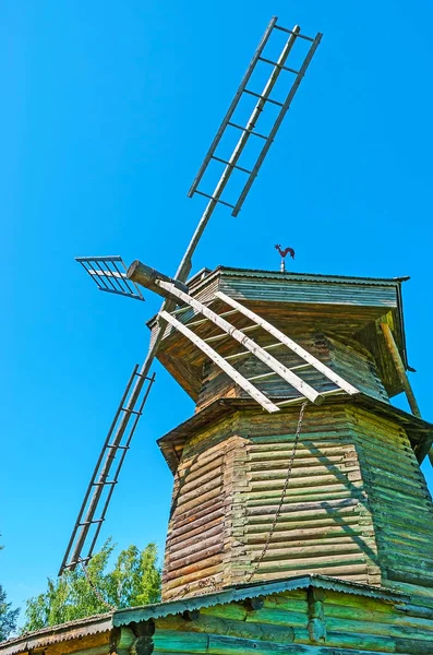 O moinho de vento log em Suzdal — Fotografia de Stock