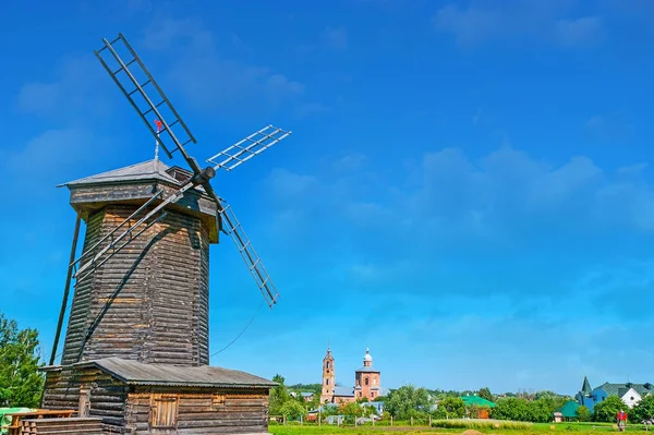 A paisagem urbana Suzdal com um moinho de vento — Fotografia de Stock
