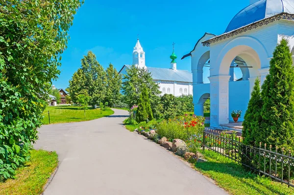 The garden of Suzdal Intercession Monastery — Stock Photo, Image