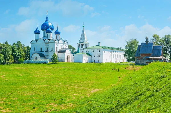 Onun milleri üzerinde Suzdal Kremlin görünümünden